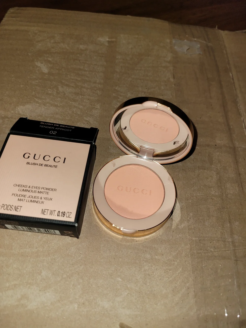 Gucci Blush De Beauté Cheeks & Eyes Powder in 02 Tender Apricot